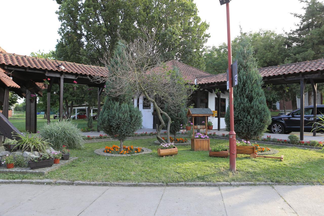 Motel Stari Hrast Markovac Exterior foto